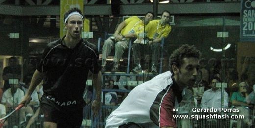 Cantos de un árbitro durante el partido